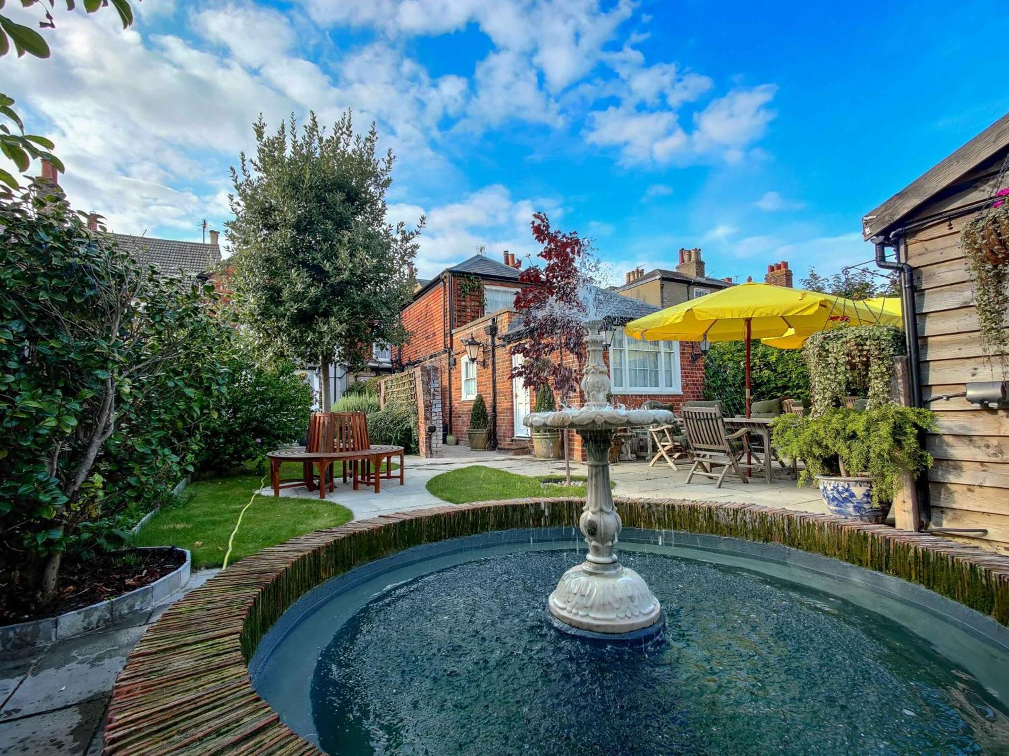 The Black Horse 3* Canterbury